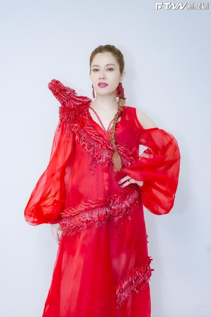 徐懷鈺化身「龍母」美翻　一身紅袍辣曬邪惡曲線