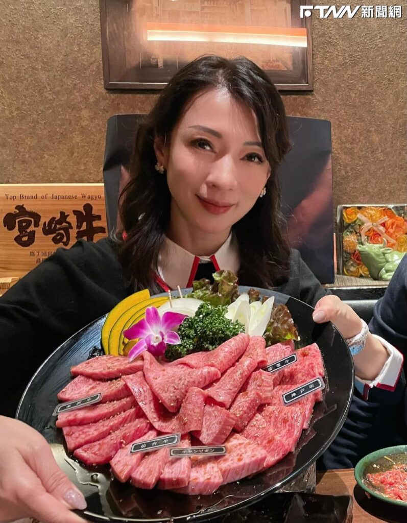 疑遭前夫痛毆猛踹！溫翠蘋蹲坐路邊爆哭　經紀人火速發聲