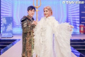 胡瓜、陳美鳳世紀龍鳳合體！辣披羽毛服吊鋼絲　超仙扮相曝光