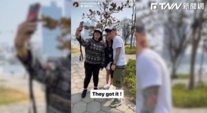 紅髮艾德高雄趴趴走！朝聖黃色小鴨遇粉絲合照　他嗨喊：They got it