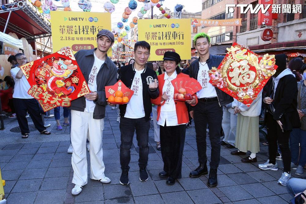 曹佑寧、黃冠智合體拜年　粉絲擠爆年貨大街搶拿紅包