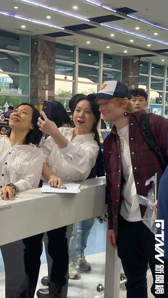 Ed Sheeran明開唱！現身高雄小港　寵粉合照全被拍